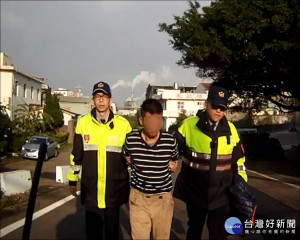 許姓男子疑似吸毒後精神恍惚，在家中持刀騷擾家人，大園警方獲報後立即到場壓制許男。

