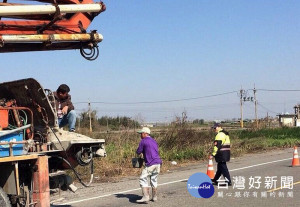 水林警方路見不平，結合地方資源，鋪路回饋鄉里，發揮為善最樂的精神。（記者陳昭宗拍攝）