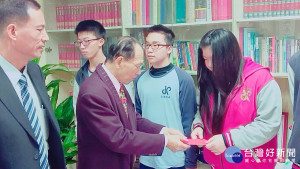 會長潘鴻志代表致贈獎助學金給校內品學兼優的清寒學生，勉勵同學們奮發向上。（圖／記者黃村杉攝）