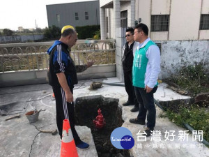 
中央、地方投入465萬元經費，辦理大甲義和里延管設1.4公里工程，昨日立法院蔡副院長助理施志昌等人現場會勘，對工程進度滿意，二月中該里居民即有自來水可用。（記者陳榮昌攝）