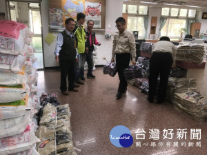  十七日有不願透露姓名的人士運五千斤白米及五百多份長袖衣服，到大甲區公所社會課，意濟助區內低收入戶，區長、里長一起清點，在泠颼颼的氣候中顯出特別溫暖。（記者陳榮昌攝）