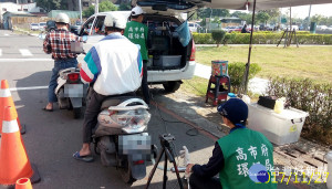 前鎮區路邊攔檢機車排氣檢驗。（圖／記者潘姿瑛攝）