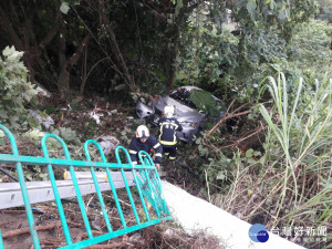 陳姓女子駕車分心，連人帶車跌落懸崖下，所幸沒有生命危險，虛驚一場。（圖／記者陳寶印攝）
