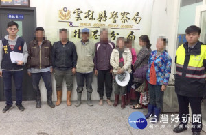 北港警方據情資攔查載運非法移工的車輛，逮獲13名外籍男女。（記者陳昭宗拍攝）