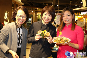 立委林麗蟬〈中〉開直播幫忙推銷東南亞美食。（圖／記者黃村杉攝）