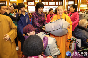 覺培法師致贈暖被、福田金給福田戶。（圖／記者黃村杉攝）