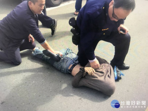 警方立即下車將人壓制，賴嫌無法動彈只好束手就擒。

