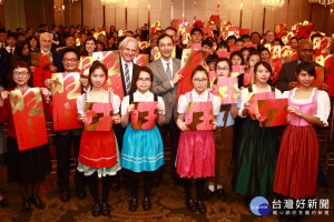 朱立倫市長等出席「克林姆百年風華 『復興』再現」畫展國際交流茶會。（圖／記者黃村杉攝）