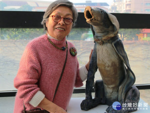 呂淑珍與《陶犬相之三》。（圖／陶博館提供）