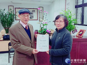 全國記者聯誼會頒發竹林中學清寒學子獎助學金，校長顏麗珠（右）致贈感謝狀給會長潘鴻志（左）。（圖／記者黃村杉攝）