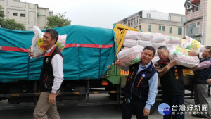 陳漢璋（左一）昨代表家族再度捐出萬斤白米濟貧。（記者許素蘭/攝）