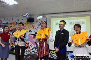 朱立倫市長出席華航志工於烏來國小舉辦「夢想航班體驗營｣。（圖／記者黃村杉攝）