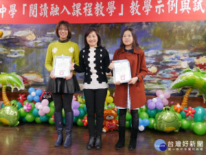 教育局長林奕華親自出席頒獎，並揭曉2018年新北閱讀教育期許代表字-融，且與現場的老師們共同進行年畫與春聯實作。（圖／記者黃村杉攝）