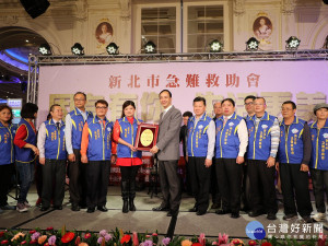 市長朱立倫頒急難救助會等社團和企業感謝獎牌，並致贈旺來福來的春聯。（圖／記者黃村杉攝）