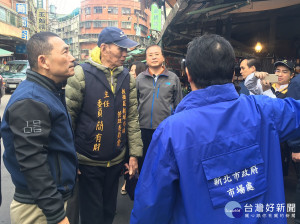 副市長侯友宜率消保官、工務局、衛生局、經發局、消防局及市場處、板橋區公所等組成專案小組，進行公安及食安視察。（圖／記者黃村杉攝）