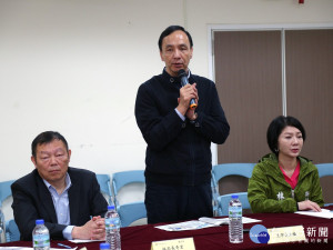 市長朱立倫24日由衛生局長林奇宏陪同視察瑞芳地區醫療預定地。（圖／記者黃村杉攝）
