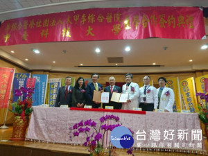 
大甲李綜合醫院與中臺科大簽署產學合作協議滿十年，期間配合無間有良好的互動，二十四日雙方再簽署，醫院董事長李順安高度關心的出席見證。（記者陳榮昌攝）
