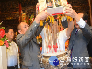 

百冬酒莊與大甲鎮瀾宮聯名推出水果製造的『媽祖調理醋-呷后醋』文創精品禮盒，二十四日舉行過爐祈福儀式，希望透過大甲媽祖庇佑-守護民眾闔家平安。（記者陳榮昌攝）