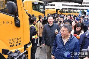 24日台北市議員簡舒培24日召開記者會批評北市府對長者共餐服務經費核銷與作業程序太慢，已出現部分地區的里長得自行墊付款項的情況。對此，台北市長柯文哲表示是受到預算通過時間卡住的影響。（圖／台北市政府秘書處）