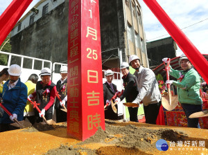 市長朱立倫25日主持新店區日興市民活動中心開工動土。（圖／記者黃村杉攝）