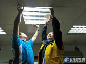 電器工會理事長林惠達帶領7位資深水電師傅，分批前往平溪區東勢里、石底里等6個里，幫助長者更換照明設備。（圖／勞工局提供）