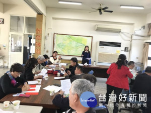 外埔新就任區長柯宏黛昨日主持里長會報，十一位里長全員到齊，柯區長明快解答及處理事務方式，深得里長們的肯定。（記者陳榮昌攝）
