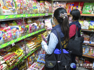 衛生局與檢警合作查獲，年豐食品行涉嫌販售及改標逾期食品。（圖／記者郭文君攝）