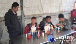 3名持觀光護照來臺的印尼籍男子涉嫌「假觀光真打工」，經警方盤查確認，全交由移民署雲林縣專勤隊收容等候遣返。（記者陳昭宗拍攝）