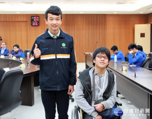 邱思皓（左）獲全國遙控直升機檢定賽冠軍、陳威澔（右）在人工智慧單晶片電腦鼠暨機器人競賽奪得第一名。（記者許素蘭／攝）