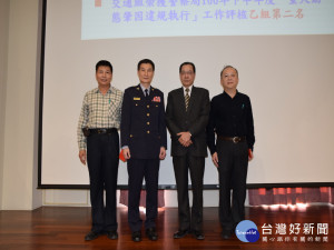太平警友辦事處主任張瑞榮頒破案獎金。林重鎣攝
