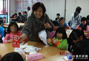 同德家商董事長徐德香贈送兒少家園院童紅包。（記者扶小萍攝）