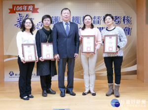 18家優等26日由衛生局長林奇宏分別頒獎表揚。（圖／記者黃村杉攝）