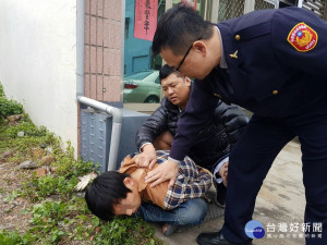 楊梅派出所警員陳益庭休假不忘職責，埋伏監控並電話通知所長，警力前往支援逮捕竊嫌。

