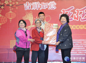 高雄市政府於農曆年前舉辦圍爐活動，讓獨居長輩在農曆年前感受年節溫暖。（圖／記者許凱涵攝）