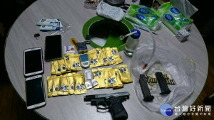 警方現場查獲改造手槍1把、彈匣2個、手槍子彈34顆、長槍子彈33個、金色小惡魔咖啡包20包、海洛因1包。

