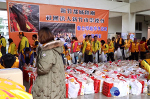 親送愛心物資 城隍廟及崇德會多年不間斷