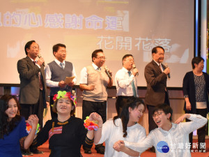 郭綜合107年望年會，員工盛裝參與共歡樂。
