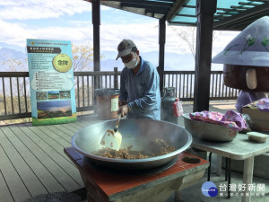 大湖薑麻園休閒農業區的黑糖薑片，需不斷在鍋子裡翻炒，控制火候，約耗費4個小時。（記者洪西國／攝）
