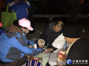鄭市長呼籲市民朋友如發現露宿街友，可協助勸導前往下列收容所避寒或自行避寒。

