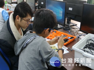 
弘光科技大學協助善水國中小學舉辦首次寒假探索體驗營，安排組裝樂高機器人、3D列印製作禮物等技藝課程，吸引學生們的興趣。（記者陳榮昌攝）