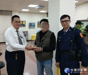 彭先生難掩心情激動，頻頻向員警及謝先生道謝。

