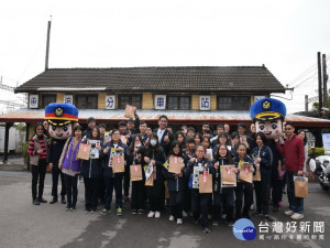 烏日警方在追分車站辦反毒。林重鎣攝