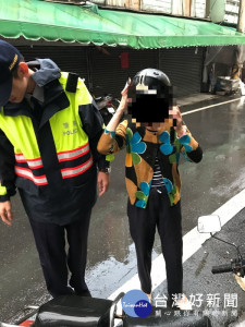 遺忘機車停何處 警冒雨協助尋回