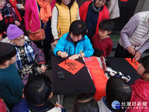 張瀞分愛書法，自己寫自己送