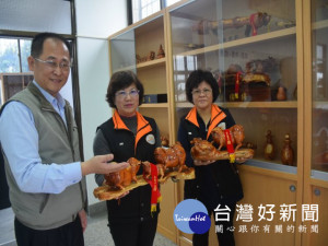
大安區農會總幹事蔡建宗為感念前輩對地農務及環境的努力，請名雕刻師將受害六株龍柏雕成一百一十八件不同形狀藝雕品，件件精緻栩栩如生，全列為財產登記，並開放供人觀賞。（記者陳榮昌攝）