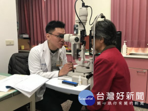 
大甲李綜合醫院眼科醫師徐浩恩門診中發現未成年就罹患第二型糖尿病，導至視網膜病變等病情，籲國人飲食需注意，盡量勿接觸高熱量飲食及含糖飲料。（記者陳榮昌攝）