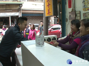 春節前夕 林智堅赴關東市場拜年贈紅包