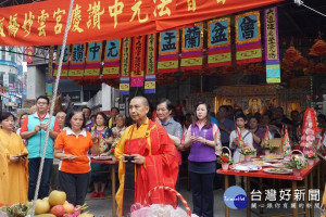 議員劉美芳與板橋妙雲宮合作，舉辦「中低收入戶免費點太歲燈」活動。（圖／記者黃村杉攝）