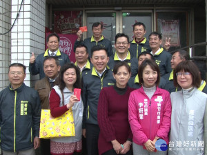 林智堅士林市場拜年 攤商回送伴手禮