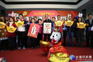 市長朱立倫2日於中和國民運動中心指出，拿紅包理財之餘也要懂得理「材」，養成運動好習慣，投資健康也賺進好身材。（圖／記者黃村杉攝）